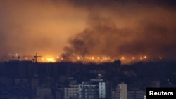 Asap mengepul dari wilayah pinggiran selatan Beirut menyusul serangan ke area dekat Bandara Internasional Beirut-Rafic Hariri di Lebanon, pada 4 Oktober 2024. (Foto: Reuters/Amr Abdallah Dalsh)