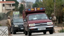 Tentara Lebanon berjaga di pos pemeriksaan di wilayah Marjayoun, Lebanon, saat gencatan senjata antara Israel dan Hizbullah dimulai, Rabu, 27 November 2024. (Foto: AFP)