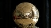 Le ballon d'or, trophée prestigieux attribuée au meilleur joueur de football de l'année. 