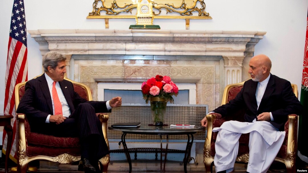 Menteri Luar Negeri John Kerry (kiri) bertemu dengan Presiden Afghanistan Hamid Karzai di Kabul (11/10). (Reuters/Jacquelyn Martin) 