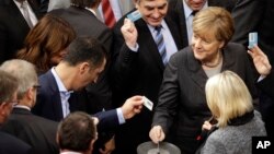 La chancelière allemande Angela Merkel au parlement fédéral à Berlin, Allemagne, 4 décembre 2015. (AP Photo/Michael Sohn) 