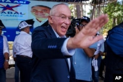Edmond Mulet, candidato presidencial del partido Cabal, saluda a sus simpatizantes durante un mitin de campaña en San Juan Sacatepéquez, Guatemala, el domingo 18 de junio de 2023. (Foto AP/Moises Castillo)
