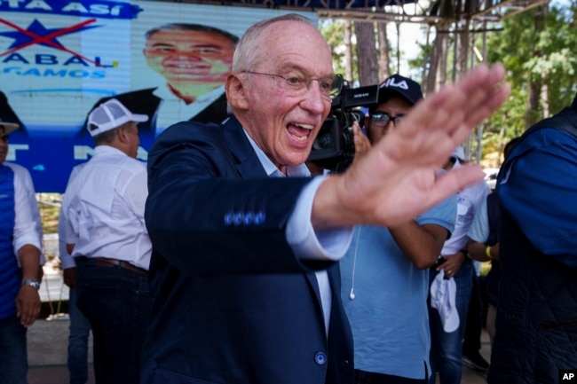 Edmond Mulet, candidato presidencial del partido Cabal, saluda a sus simpatizantes durante un mitin de campaña en San Juan Sacatepéquez, Guatemala, el domingo 18 de junio de 2023. (Foto AP/Moises Castillo)