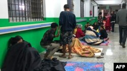 Para penyintas gempa bumi mengungsi di koridor rumah sakit Jajarkot, Nepal, Sabtu, 4 November 2023. (Foto: Balkumar Sharma / AFP)