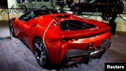 Mobil sport hybrid Ferrari SF90 Stradale di Zurich, Swiss, 3 November 2021. (Foto: REUTERS/Arnd Wiegmann)