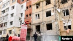 Российский дрон поразил жилую могоэтажку в Ровенской области.