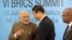 នាយក​រដ្ឋ​មន្រ្តី​ឥណ្ឌា​ Narendra Modi (រូប​ឆ្វេង) និយាយ​ជាមួយ​ប្រធានាធិបតី​ចិន Xi Jinping នៅ​ពេល​ចូល​កិច្ច​ប្រជុំ​កំពូល BRICS នៅ​ក្នុង​ក្រុង Fortaleza ប្រទេស​ប្រេស៊ីល កាលពី​ថ្ងៃទី​១៥​ ខែកក្កដា ឆ្នាំ២០១៤។
