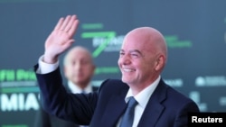 El presidente de la FIFA, Gianni Infantino, hace un gesto en una cumbre de inversiones saudíes prioritarias de la FII en Miami, Florida, EEUU, el 19 de febrero de 2025.