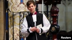 Uskup Libby Lane dalam upacara penahbisan di gereja York Minster, Inggris utara, Senin (26/1).