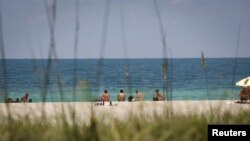 Estados como la Florida y California mantienen los cierres de las playas durante las festividades del 4 de Julio.