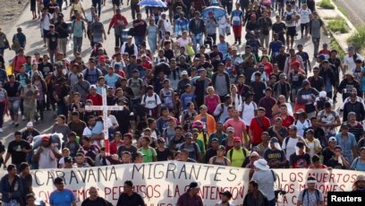 M s migrantes se suman en M xico a numerosa caravana hacia EEUU