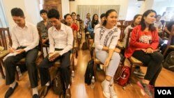 Over 60 youths participate in a workshop on anti-corruption issues on Thursday, June 30, 2016 in Phnom Penh, Cambodia. ( Leng Len/VOA Khmer)