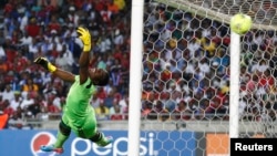 Senzo Meyiwa dalam pertandingan di Stadion Orlando di Soweto, 2013. (Reuters/Siphiwe Sibeko)