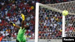 Le joueur des Pirates Senzo Meyiwa lors d'un match au stade Orlando à Soweto, le 2 novembre 2013.