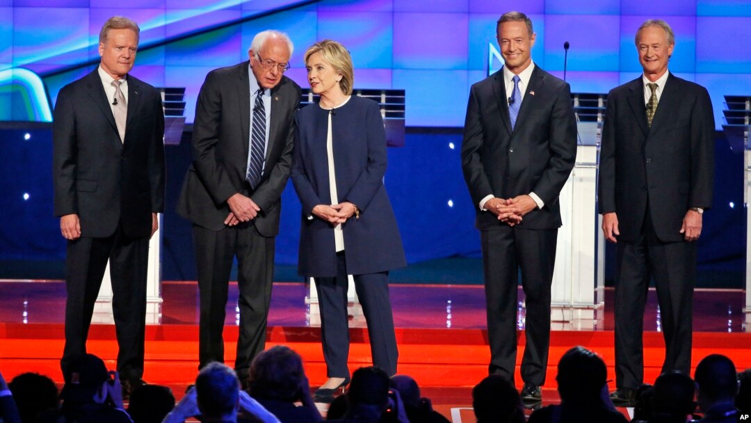 Para kandidat calon presiden Partai Demokrat AS, dari kiri: Jim Webb, Bernie Sanders, Hillary Clinton, Martin O'Malley dan Lincoln Chafee, di panggung sebelum debat CNN di Las Vegas (13/10). (AP/John Locher)