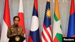 Presiden Joko Widodo memberi pidato sambutan dalam pertemuan menteri luar negeri ASEAN (Association of Southeast Asian Nations) di Jakarta, 14 Juli 2023. (Foto: Ajeng Dinar Ulfiana/Pool/Reuters)