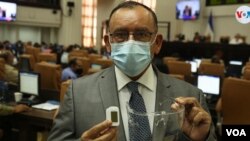 El diputado nicaragüense Maximino Rodríguez muestra un oxímetro que lleva consigo cuando va al Parlamento a trabajar. Foto Houston Castillo, VOA.
