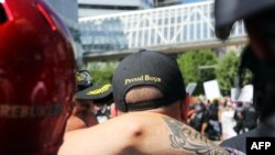 Seorang peserta mengenakan topi organisasi sayap kanan, Proud Boys, dalam kampanye untuk pendiri Patriot Prayer founder dan kandidat senat partai Republic, Joey Gibson di Portland, Oregon, 4 Agustus 2018.