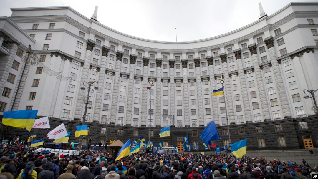 Vazirlar mahkamasi binosi yonida namoyishlar, Kiyev, Ukraina, 2-dekabr, 2013-yil