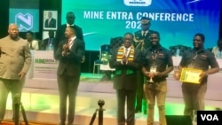 President Emmerson Mnangagwa presenting prices at Mine Entra2024