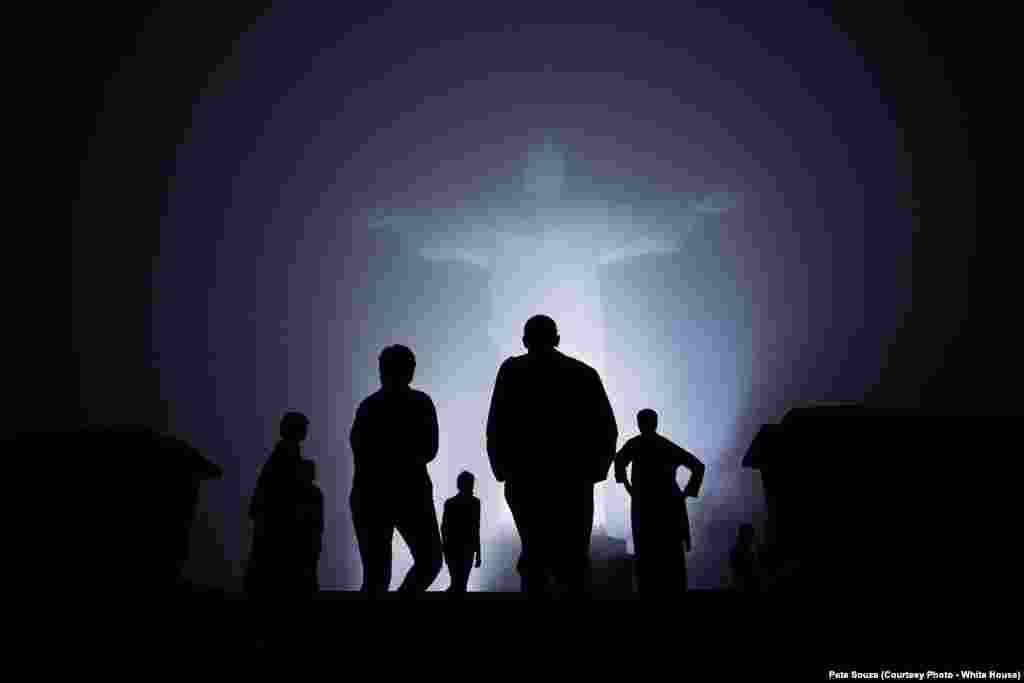 La famille Obama en visite au Brésil est allée visiter le Christ Rédempteur à Rio, le 20 mars 2011. (Official White House Photo by Pete Souza)