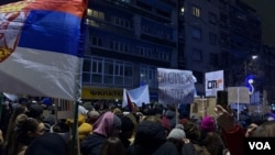 Protest studenata ispred zgrade RTS-a u Beogradu (foto: VOA/Rade Ranković)