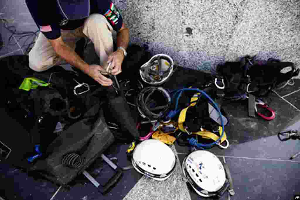 David Chambers gets ready to climb the world's tallest flagpole in Dushanbe, Tajikistan, September 29, 2011. –VOA Photo Y. Weeks