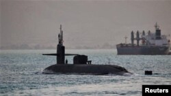 Подводная лодка USS Florida (SSGN 728) проходит через Суэцкий канал по направлению в Персидский залив (фото «Рейтер»)