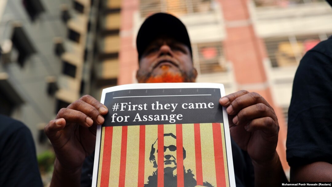 Supporters of WikiLeaks founder Julian Assange protest against his arrest, near the British Council in Dhaka, Bangladesh, April 23, 2019. REUTERS/Mohammad Ponir Hossain