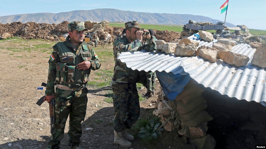 Pasukan Kurdi-Irak atau Peshmerga siaga di pegunungan Bashiqa yang menghadap ke kota Mosul yang dikuasi ISIS (foto: dok). Para pejabat Turki mengatakan pasukannya berada di daerah Mosul Bashiqa untuk latihan rutin.