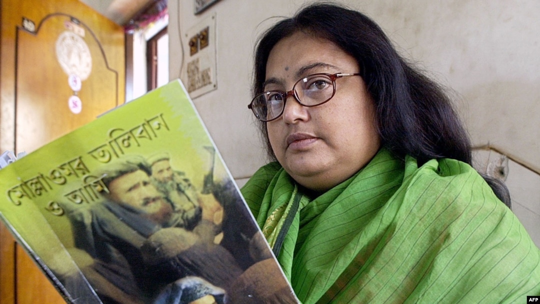 Penulis India, Sushmita Banerjee memegang salah satu dari novel yang ditulisnya, 6 Maret 2003 (Foto: dok). Banerjee dilaporkan dibunuh militan di provinsi Paktika, Afghanistan timur, Kamis (5/9).