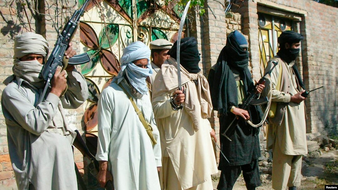Para anggota militan pro-Taliban pendukung ulama garis keras, Maulana Fazlullah siaga di kota Charbagh, markas Taliban di Lembah Swat, Pakistan (foto: dok). 