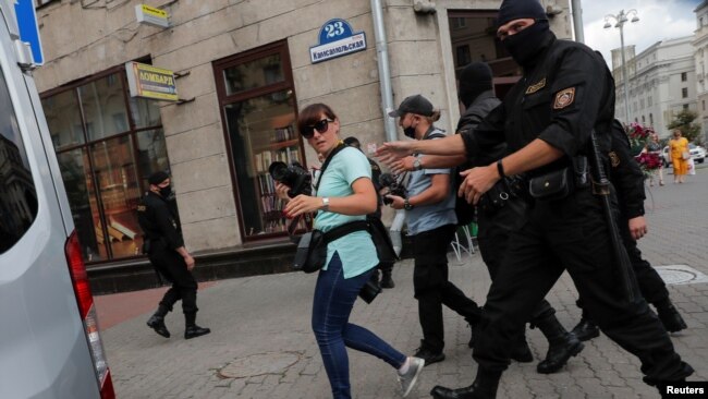 7月28日白俄罗斯军警在明斯克拘捕记者（资料照 路透社提供）