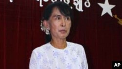 Burmese pro-democracy leader Aung San Suu Kyi talks to reporters at the headquarters of her National League for Democracy party, April 30, 2012, in Rangoon. 