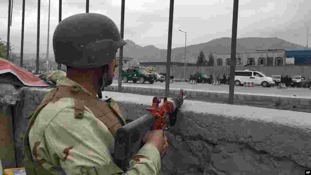 Un militaire afghan sécurise le périmètre de l&#39;attentat, Kaboul, 19 avril 2016.