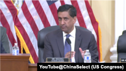 众议院中国问题特设委员会民主党首席成员罗·卡纳众议员在听证会上发言。(2026年6月25日)
