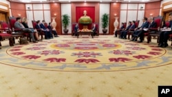 资料照片：美国国务卿安东尼·布林肯在越南共产党总部和越南共产党总书记阮富仲会面。（2023年4月15日）