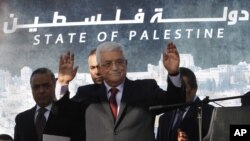 Dalam foto tertanggal 2/12/2014 ini Presiden Palestina Mahmoud Abbas di Ramallah, Tepi Barat, melambaikan tangannya saat merayakan kesuksesan Palestina mendapat pengakuan PBB sebagai negara berdaulat. 