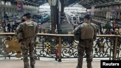 Tentara Prancis mengamankan kawasan setelah seorang pria dengan pisau melukai beberapa orang di stasiun kereta Gare de Lyon di Paris, Prancis, 3 Februari 2024.