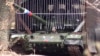 En esta foto tomada de un video publicado por el Servicio de Prensa del Ministerio de Defensa de Rusia el martes 26 de noviembre de 2024, un tanque ruso T-80 avanza por la región de Donetsk en Ucrania. (Servicio de Prensa del Ministerio de Defensa de Rusia vía AP)