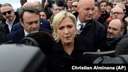 Marine Le Pen, eurodiputada desde 2004 y una de las favoritas en las elecciones presidenciales de esta primavera en Francia, podrá ser procesada por fomentar la propaganda del grupo ISIS.