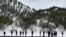 Para pengunjung terlihat di lokasi mata air Grand Prismatic di Taman Nasional Yellowstone, di Wyoming, pada 1 Maret 2021. (Foto: AP/Iris Samuels)