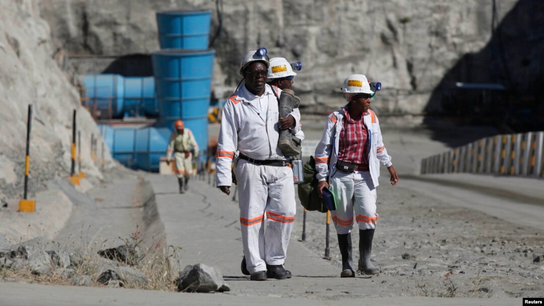 FILE - Workers return from a shift at Zimplats' Ngwarati Mine in Mhondoro-Ngezi, May 30, 2014. A recent leak of documents alleges Zimplats used an offshore company to pay management salaries.