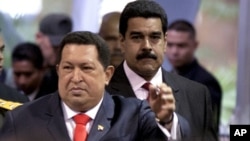 El vicepresidente y canciller venezolano Nicolás Maduro (derecha) sigue de cerca al presidente Hugo Chávez. El mandatario anunció este fin de semana cambios estratégicos en su gabinete.