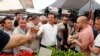 Ekrem Imamoglu, calon Wali Kota Istanbul dari partai oposisi Partai Rakyat Republik (CHP) menyalami penjual sayur di Istanbul, Turki, 29 Mei 2019.