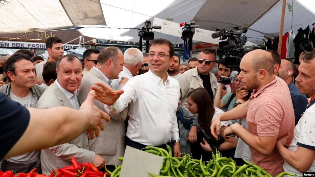 Ekrem Imamoglu, calon Wali Kota Istanbul dari partai oposisi Partai Rakyat Republik (CHP) menyalami penjual sayur di Istanbul, Turki, 29 Mei 2019.