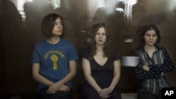 Tiga anggota kelompok band Rusia 'Pussy Riot' dari kiri, Nadezhda Tolokonnikova, Maria Alekhina and Yekaterina Samutsevich hadir di pengadilan Moskow, Rabu (8/8). 