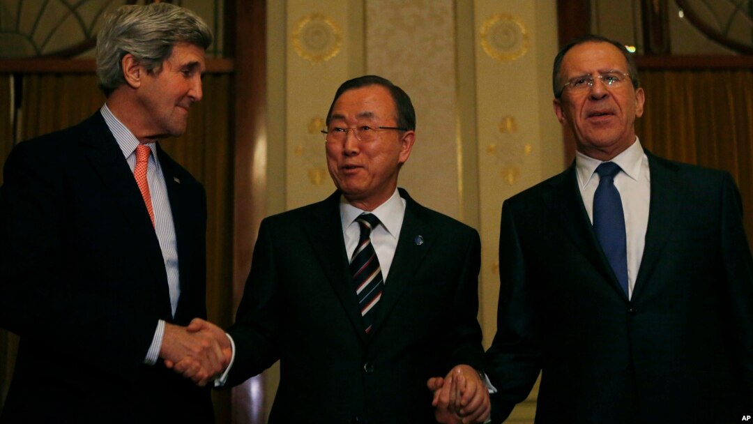 (Chapdan) AQSh Davlat kotibi Jon Kerri, BMT Bosh kotibi Pan Gi Mun va Rossiya Tashqi ishlar vaziri Sergey Lavrov Suriya muloqoti oldidan, Shvetsariya, 21-yanvar, 2014-yil.