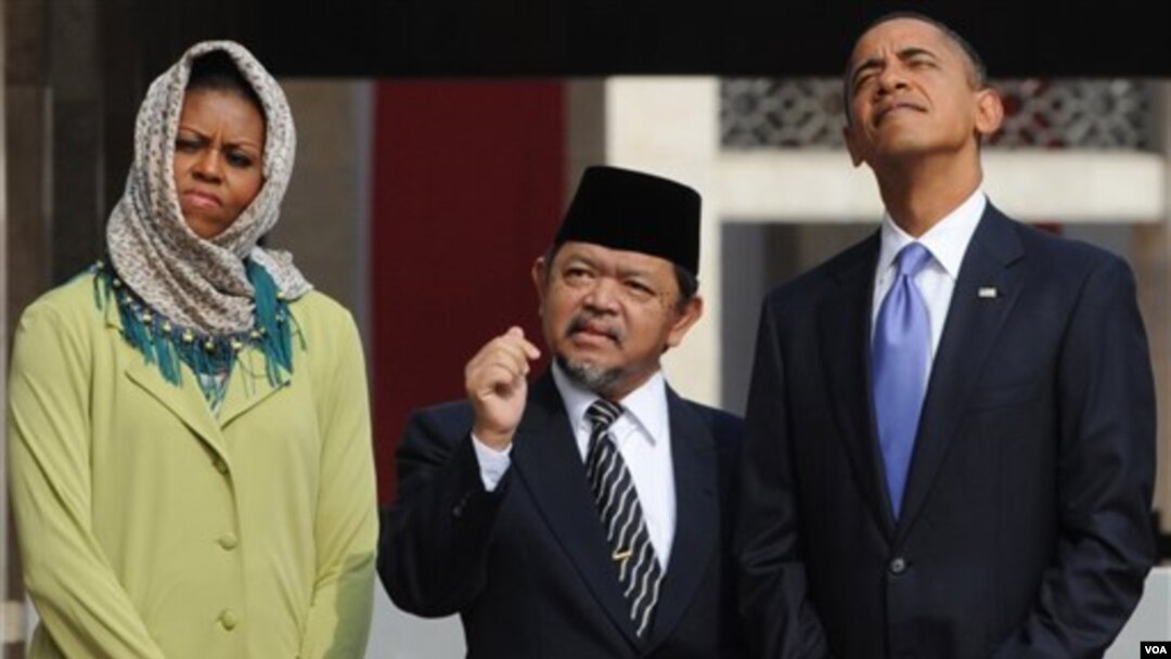 Presiden Barack Obama, Michelle Obama bersama Imam Masjid Istiqlal, Ali Mustafa Yaqub, di Masjid Istiqlal Rabu 10 November 2010.