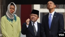 Presiden Barack Obama, Michelle Obama bersama Imam Masjid Istiqlal, Ali Mustafa Yaqub, di Masjid Istiqlal Rabu 10 November 2010.